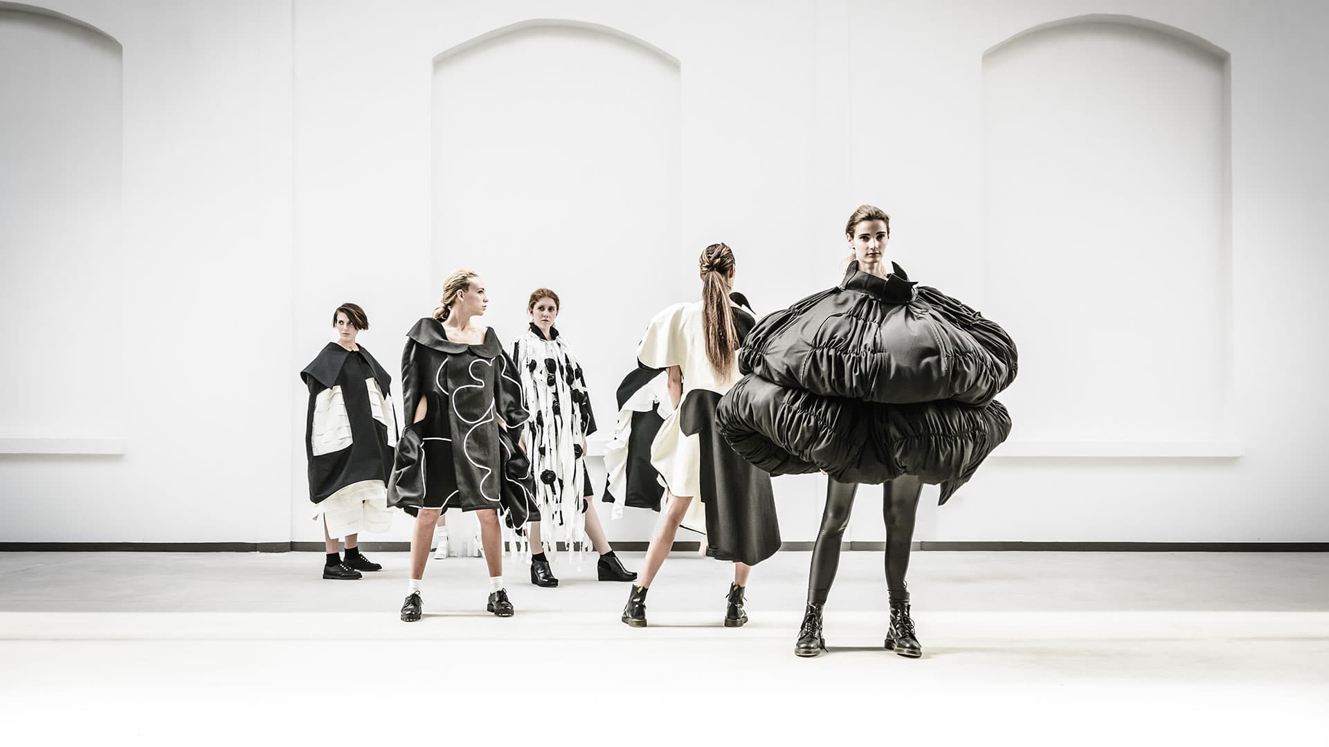 Modelle in passerella durante una sfilata di moda