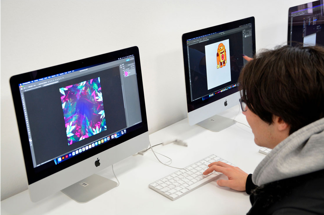Studente di Web & Graphic Design al lavoro su una grafica digitale. 