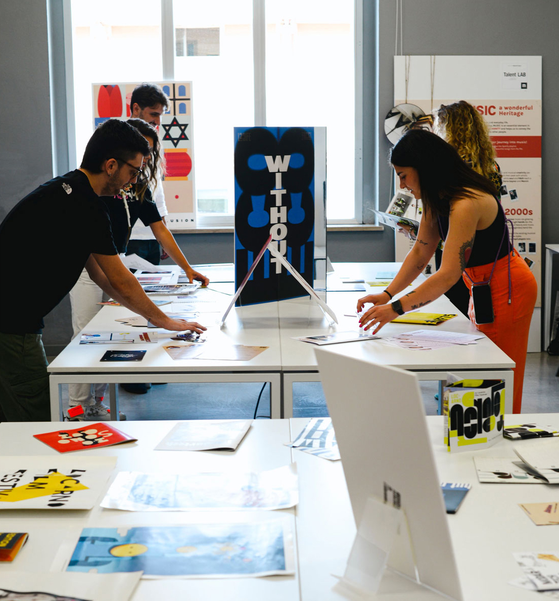 I giovani designer Modartech collaborano a un progetto visivo in un laboratorio dell’istituto.