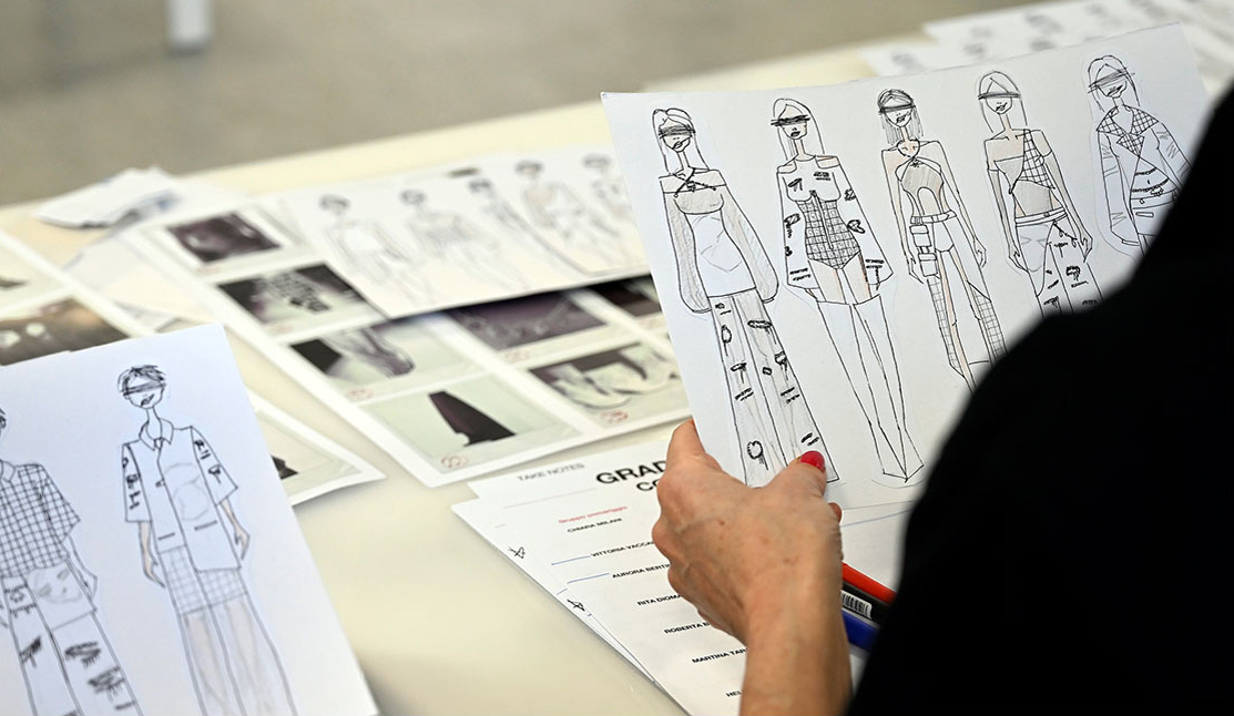 Raccolta di elaborati di moda tra figurini, disegni tecnici e concept creativi utilizzati per costruire un portfolio.