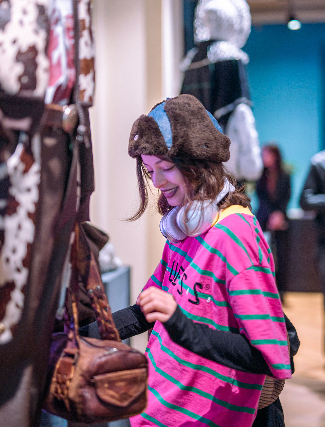 Giovane fashion stylist che seleziona abiti e accessori per creare un outfit coordinato