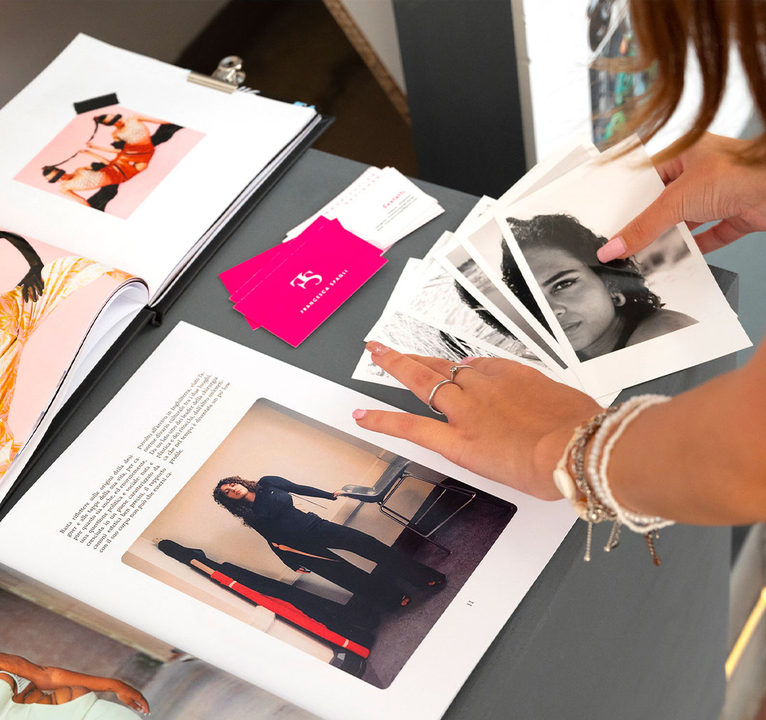 Infografica delle fasi di lavoro del fashion stylist, dalla progettazione allo shooting fotografico