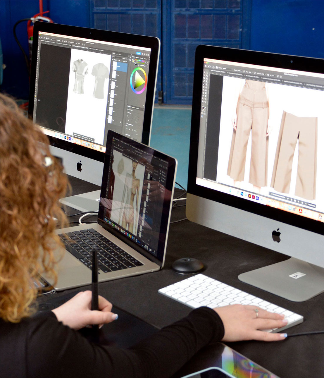 Fashion stylist mentre prepara un look per un servizio fotografico editoriale di moda