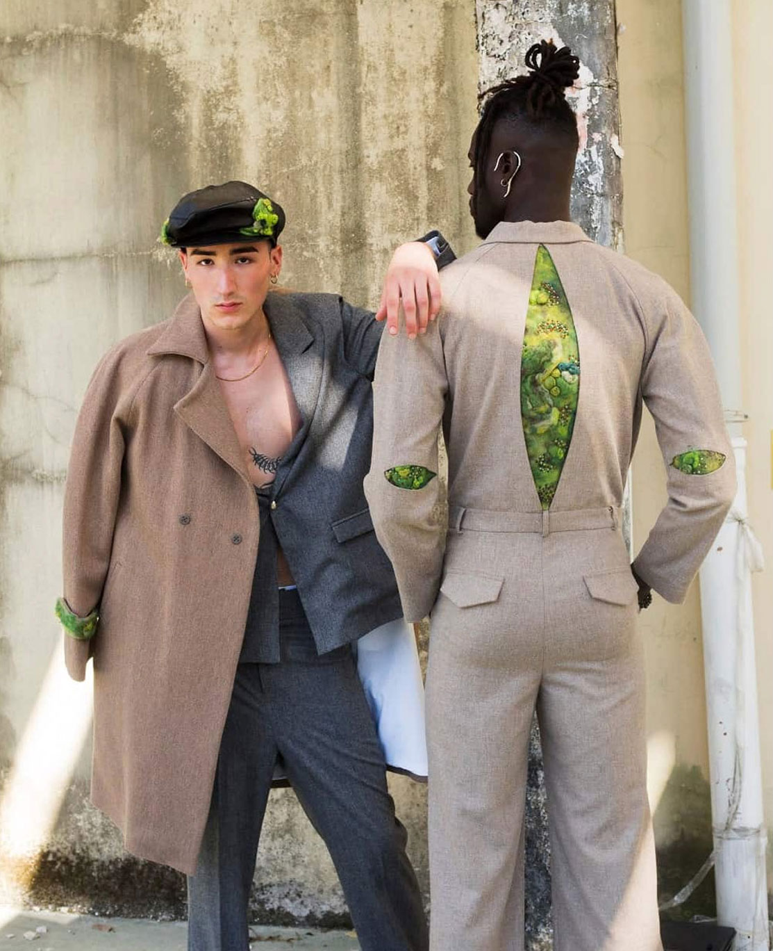 Fashion stylist mentre prepara un look per un servizio fotografico editoriale di moda