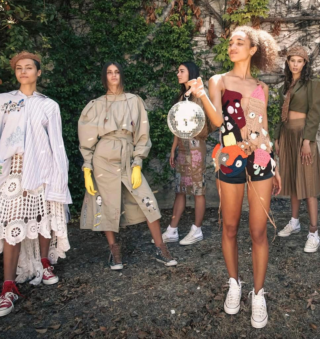 Moodboard di fashion styling con ispirazioni, tessuti e palette di colori coordinati